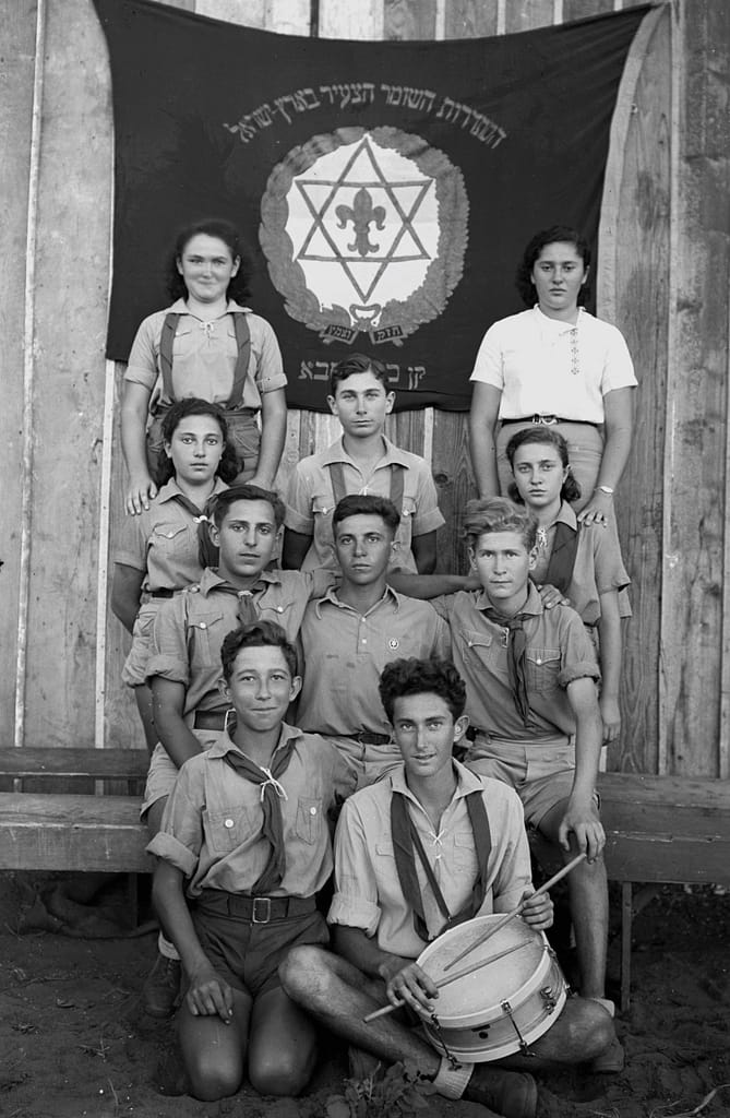 Leden van de Joodse jeugdbeweging Hashomer Hatzair in Kfar Saba, Erets Jisraël, 5 juli 1941. Beeld: Daniel Kaplan / GPO (D623-018)