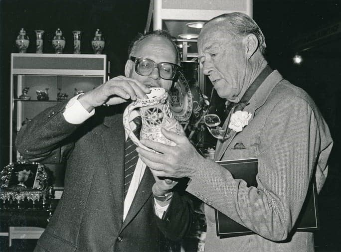 Jacob Stodel en prins Bernhard op de Valkenburg Art Fair in 1982