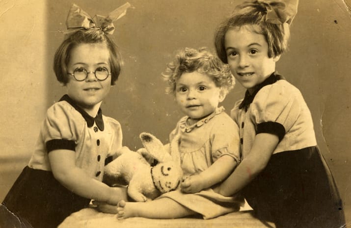 De drie zusjes in het ouderlijk huis in Amsterdam, enkele dagen voordat hun ouders hen meegaven aan mensen van de ondergrondse. De ouders wilden nog een foto van hun dochters hebben. Vlnr: Greetje (later Margalit), Carla (later Tirza) anderhalf jaar oud, en Sonja.