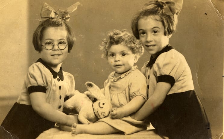 De drie zusjes in het ouderlijk huis in Amsterdam, enkele dagen voordat hun ouders hen meegaven aan mensen van de ondergrondse. De ouders wilden nog een foto van hun dochters hebben. Vlnr: Greetje (later Margalit), Carla (later Tirza) anderhalf jaar oud, en Sonia.