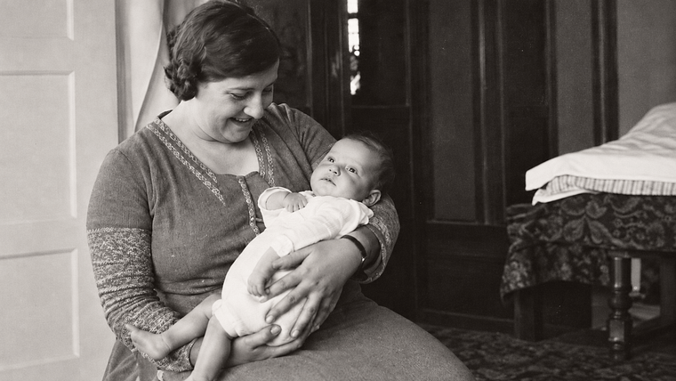 Moeder Miriam met Shlomo als baby op schoot