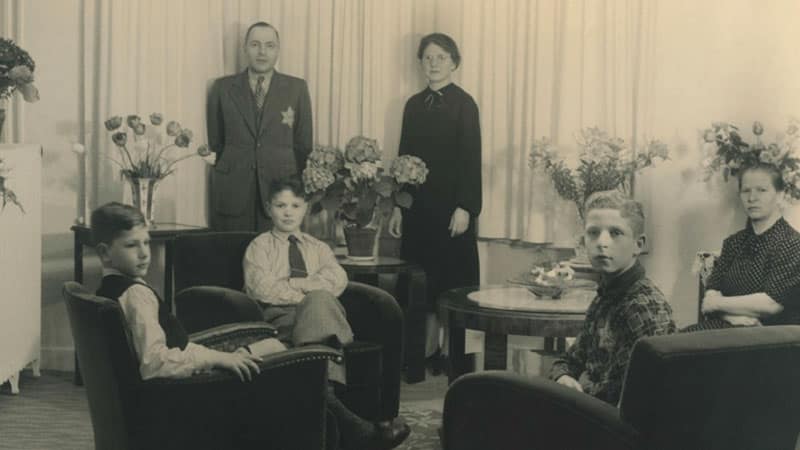 Op de achtergrond Szaja (Jo) Reiner en zijn vrouw Lea. Daarvoor hun kinderen Marco en Ab Reiner. Rechts Sol Kimmel en zijn moeder. Beeld: Onderduikersmuseum Nieuwlande