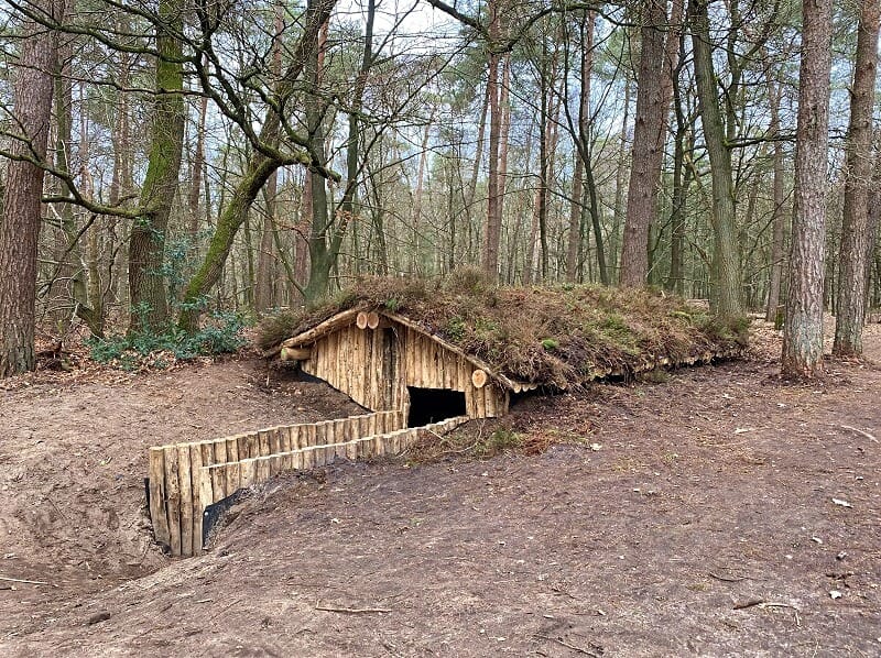 Nagebouwde hut in Het Verscholen Dorp, Vierhouten, 2021. Beeld: Annemarie Smit, Ishetnogver.nl.