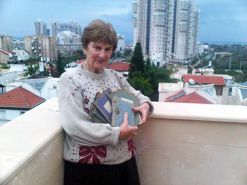 Carmela met dagboeken in Israël