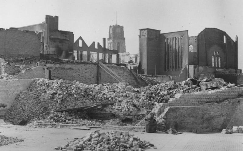 Gezicht op de door het Duitse bombardement van 14 mei 1940 getroffen omgeving vande Pompenburgsingel en de Botersloot, waaronder de restanten van de synagoge. Beeld: Stadsarchief Rotterdam