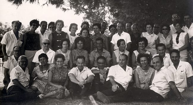 Een reünie van voormalige leden van de hachsjara in Utrecht, Nederland.De reünie vond plaats in Moshav Havatzelet HaSharon in Israël, op 1 oktober 1966, twintig jaar nadat de hachsjara was gesloten. Heinz Oppenheimer, Luckie Pinas, Chevziba Klafter, Mia Romein, Margaliet Oppenheimer, Claartje Goldberg, Jettie Silverberg, Riwka Wolff, Sem de Groot, Leni de Raalte, Ernst Wolff, Baruch Hod, Jitschak Slijper, Saartje van der Hoeden, Vera Asscher, Ulla Buchheimer, Meier Asscher, Horst Buchheimer, Moshe Frank, Rootje Mozes, Rose van Thijn, Max Romein, Ruth Slijper, Inie Heymans-Gans, Harry Klafter, Arnold - Uri van Esso, Leni van Esso, Peter Gerzon, Arie van Thijn, Albert Heymans, Tilly Schüller-Bosman, Herman Heymans, Schmuel Moses. Beeld: Ghetto Fighters House Archives
