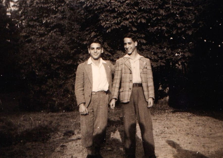 Pinchas met broer Shimon. Hij was ook korte tijd op de hachsjara in 's-Graveland.