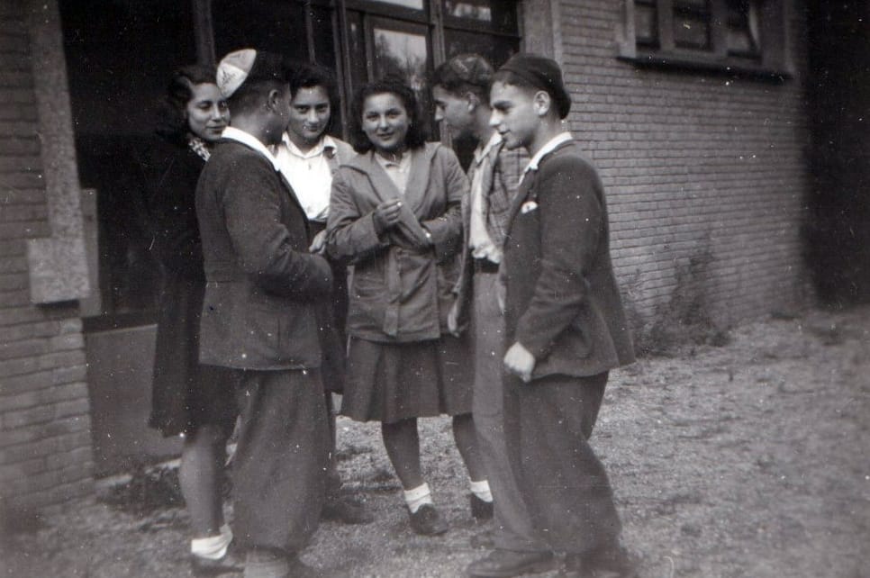 uitstapje naar Apeldoorn van de leden van de hachsjara Gouda. Pinchas staat rechts. September, 1946