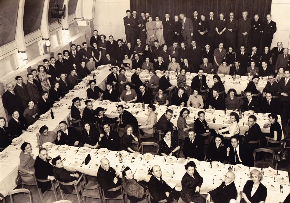 NZSO lustrum, 17 december 1948, Eva zit aan de achterste tafel in het midden