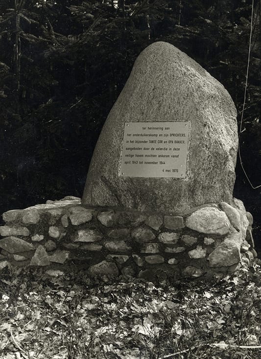 Herdenkingsmonument in Nunspeet. De zwerfkei bij ‘Het Verscholen Dorp’ in Vierhouten (gemeente Nunspeet) staat op een voetstuk van veldkeien. Op de gedenksteen is een ijzeren plaatje bevestigd met de tekst: TER HERINNERING AAN HET ONDERDUIKERSKAMP EN ZIJN OPRICHTERS. IN HET BIJZONDER TANTE COR EN OPA BAKKER. AANGEBODEN DOOR DE VELEN DIE IN DEZE VEILIGE HAVEN MOCHTEN ANKEREN VANAF APRIL 1943 TOT NOVEMBER 1944 4 MEI 1970. Het monument werd onthuld op 4 mei 1970. Beeld: Ghetto Fighters House Archives