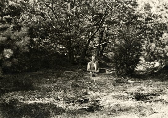 Een ingang tot een ondergrondse schuilplaats in het Pas Op-kamp. Beeld: Ghetto Fighters House Archives