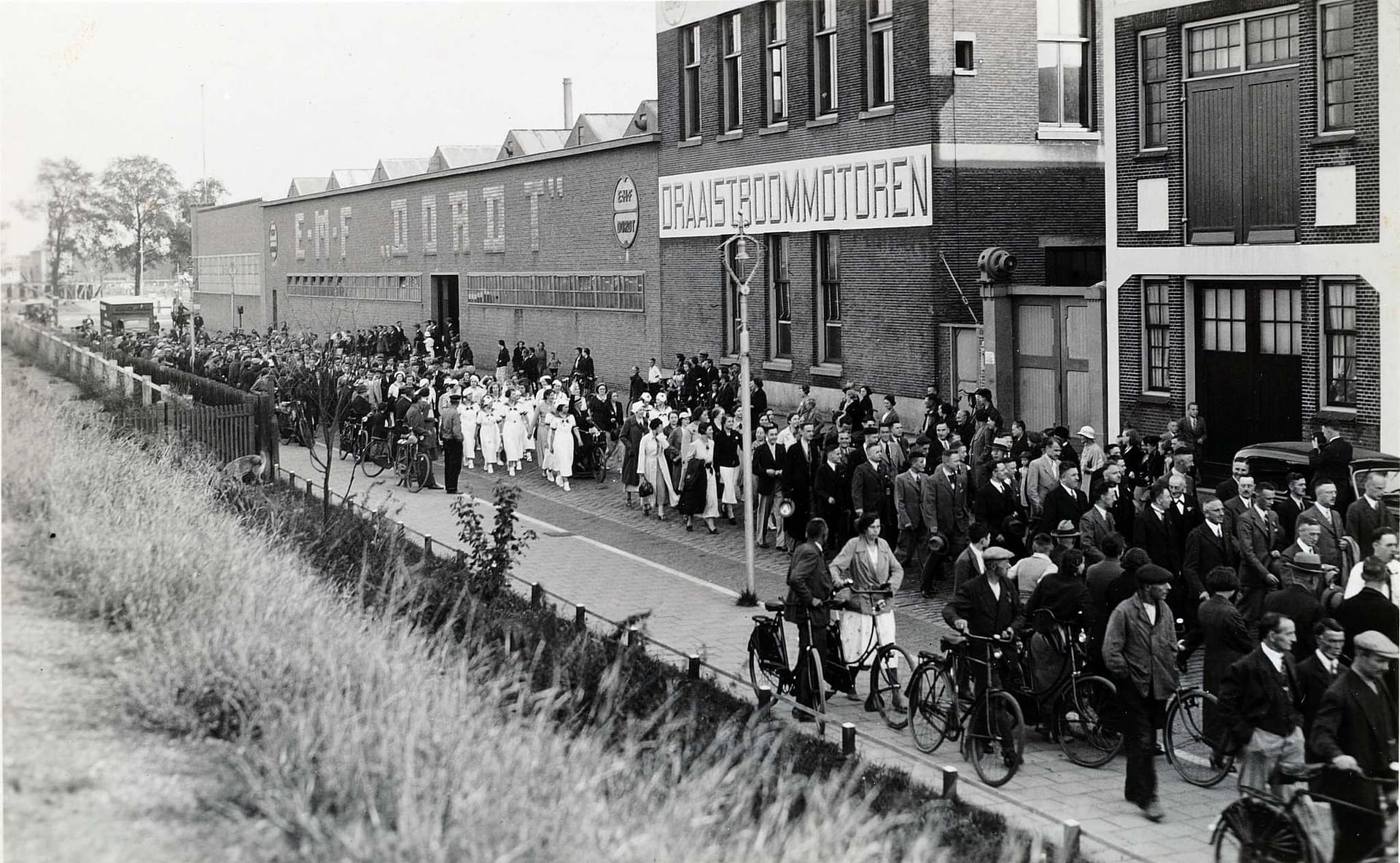 Personeel van EMF bij de fabriek aan de Korte Parallelweg bij deviering van het 25-jarig jubileum van directeur W. A. Boogaerdt, 1936. RAD nr. 552_800020