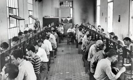 Joodse vluchtelingen aan het werk in de diamantslijperij in Havana, Cuba. beeld: JDC Archives