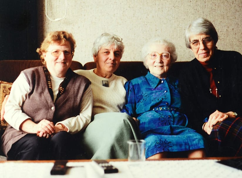 Fien (tweede van links) en Frances (rechts) op bezoek bij Gonda Tielen (tweede van rechts), 30 april 1995. Vader Leo en moeder Hilde waren vanaf oktober 1942 tien maanden ondergedoken bij de familie Tielen in America (Limburg). Gonda en haar broer Johannes Tielen zijn in 1997 door Yad Vashem onderscheiden als Rechtvaardigen onder de Volkeren. Beeld: Ghetto Fighters House Archives