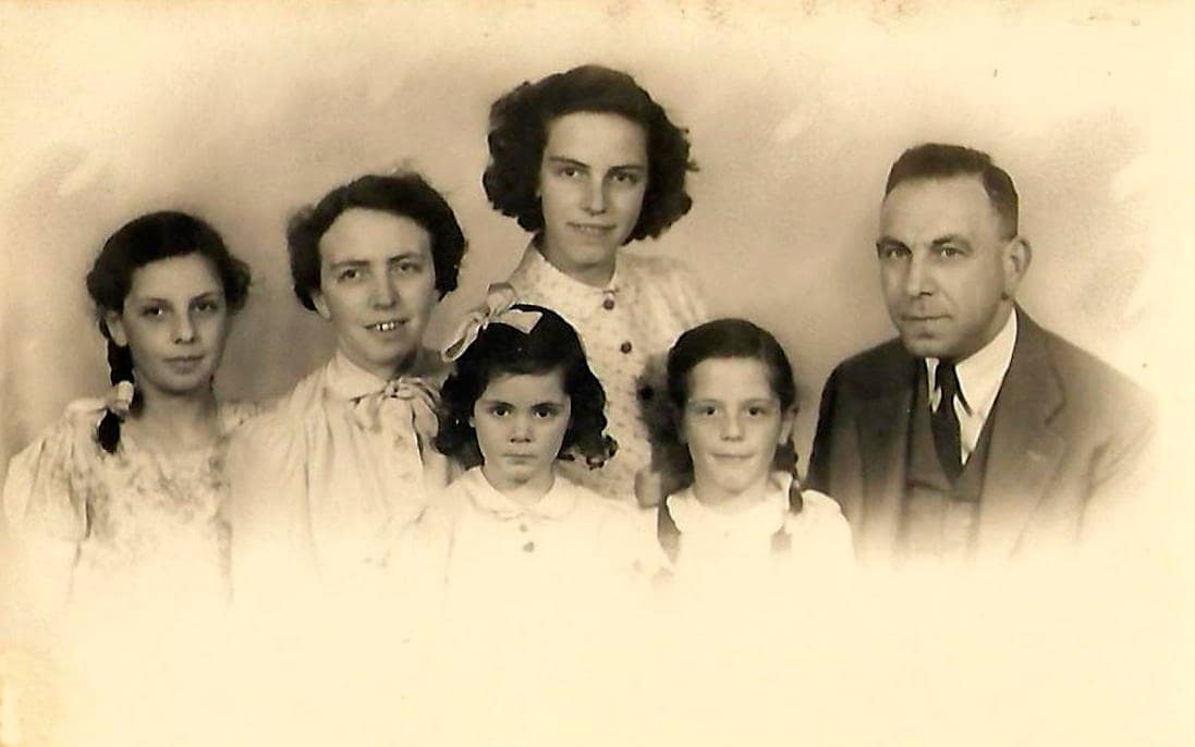 De familie Marcus, 1946. Vlnr: Fien, moeder Hilde, Frances, vader Leo. Voor: Judith en Leonie. Leonie is in 1943 geboren en op 7-jarige leeftijd overleden aan een hersenvliesontsteking. Beeld: Judith Marcus