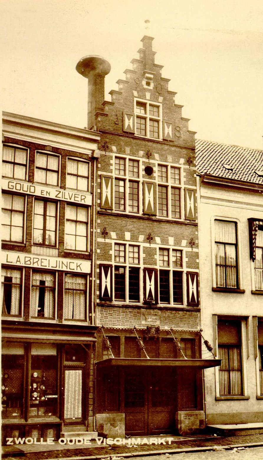 Het huis met de trapgevel (Oude Vismarkt 13) werd in 1908 gebouwd door architect G.G. Post voor de Joodse broers Abraham en Izaak Marcus, slagers uit Dokkum. De winkel bevond zich aan de voorzijde (Diezerstraat 22); het slachthuis, “Yn it Fryske Slachhûs”, stond aan de Oude Vismarkt. Beeld: Beeldbank Overijssel